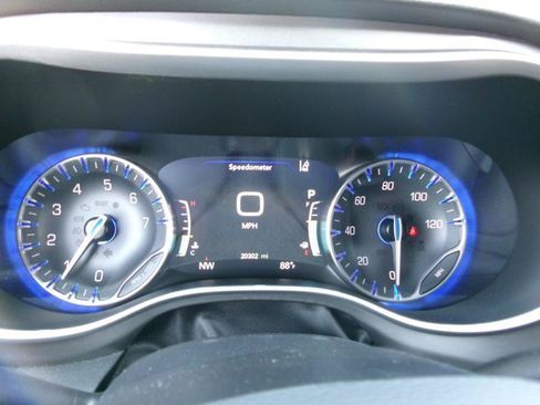 Used 2025 Chrysler Pacifica Select FWD image 16