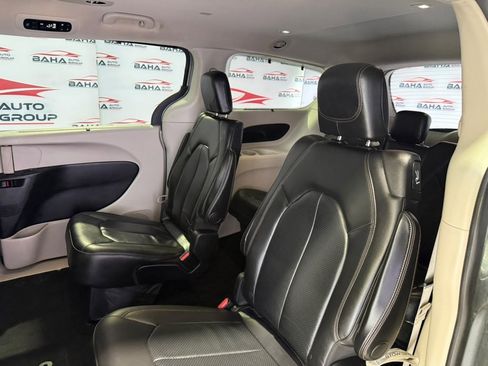 Used 2020 Chrysler Pacifica Touring-L FWD image 21