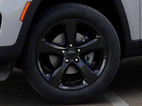 New 2025 Jeep Grand Cherokee Altitude image 8