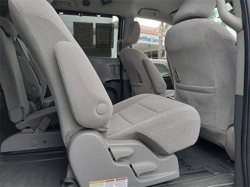 Used 2020 Toyota Sienna LE w/ Carpet Mat Package image 24