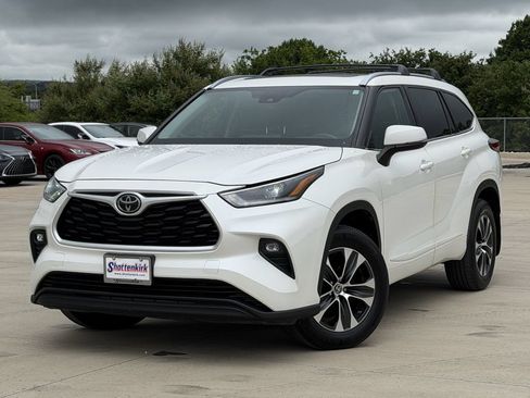 Used 2021 Toyota Highlander XLE AWD/4WD image 2