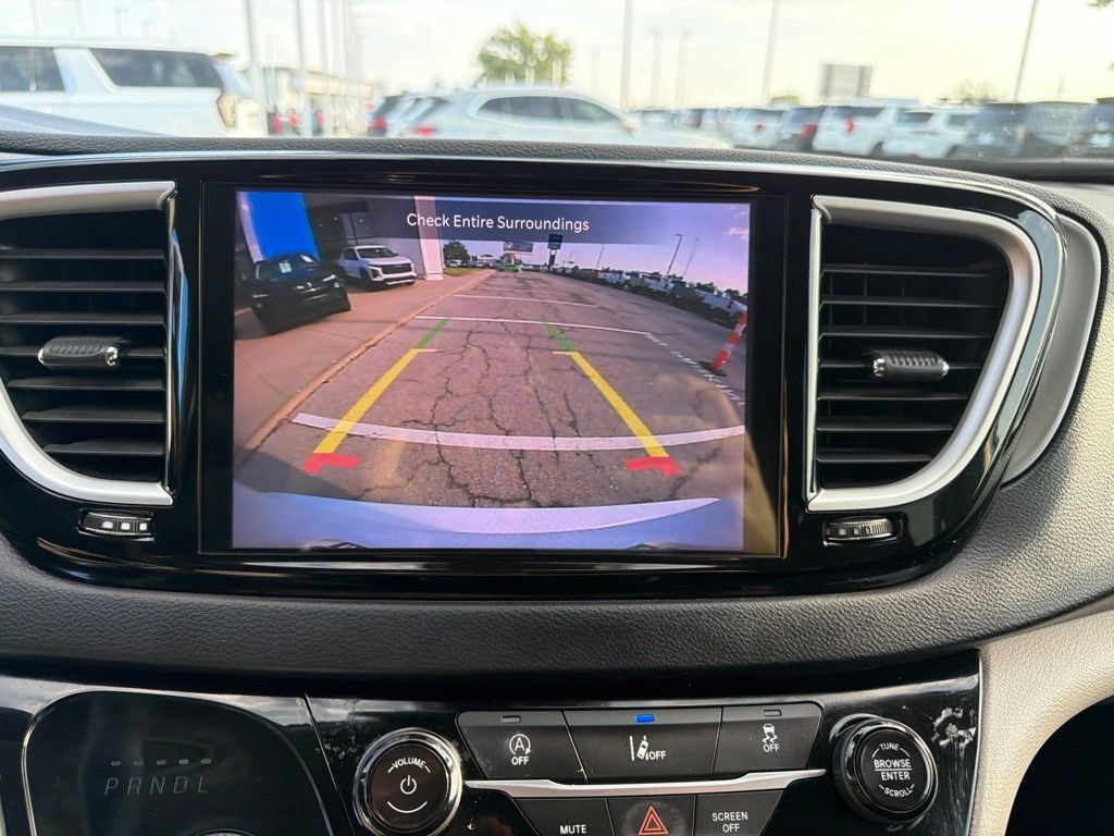 Used 2022 Chrysler Pacifica Touring-L FWD image 27