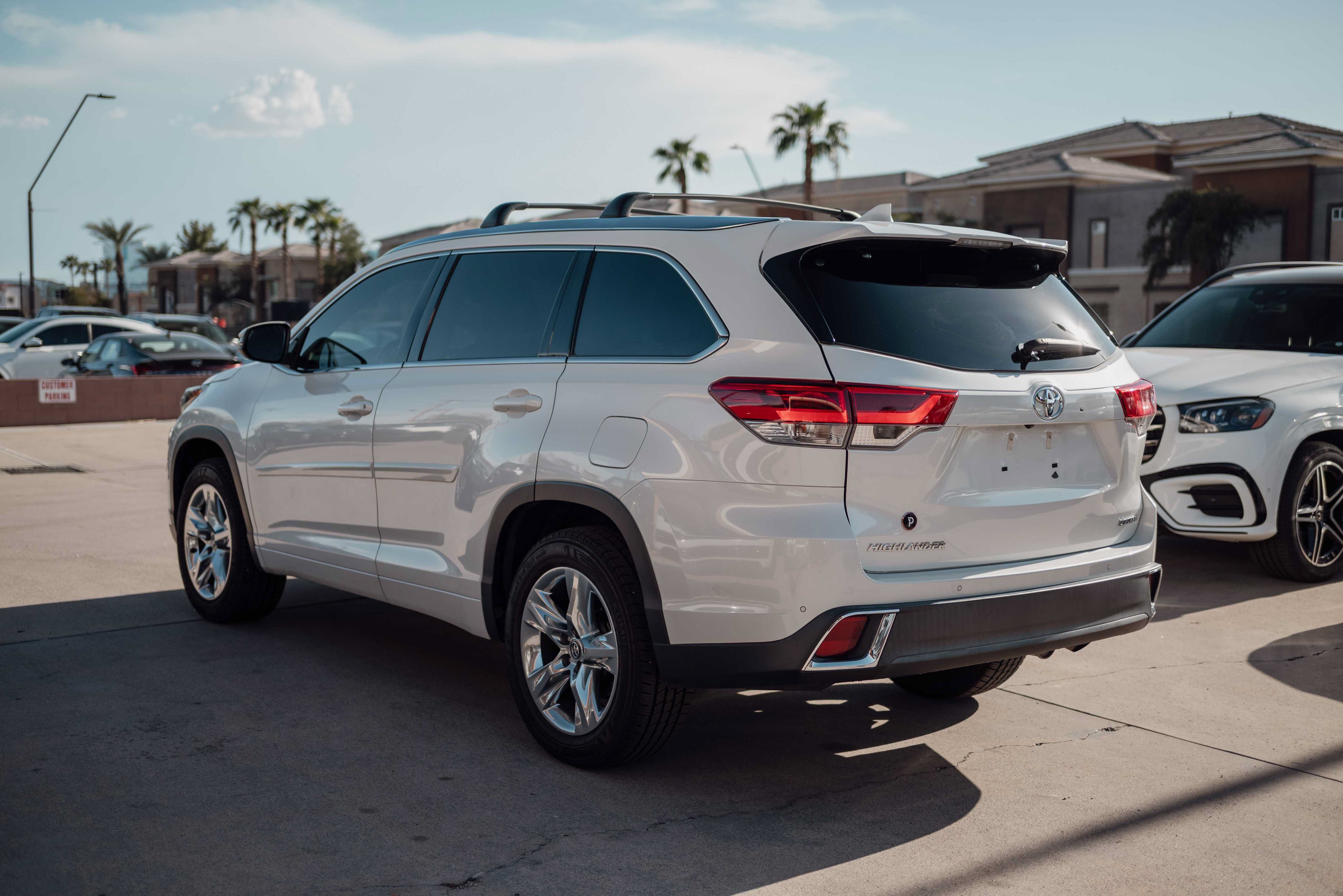 Used 2019 Toyota Highlander Limited w/ Carpet Mat Package (TMS) FWD image 5