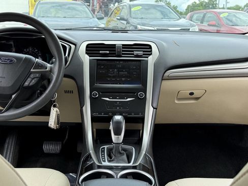 Used 2013 Ford Fusion SE FWD image 10