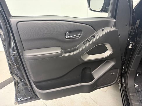 Used 2023 Nissan Frontier SV w/ Technology Package AWD/4WD image 17