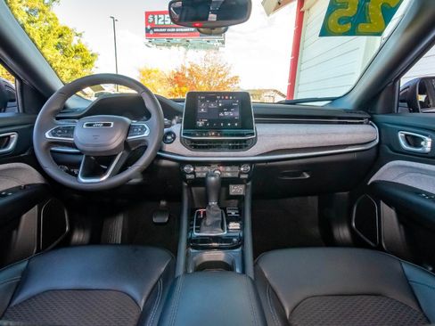 Used 2025 Jeep Compass Latitude image 37