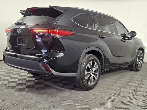 Used 2020 Toyota Highlander XLE AWD/4WD image 9