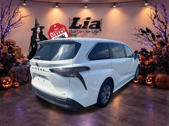 Used 2025 Toyota Sienna LE FWD image 3