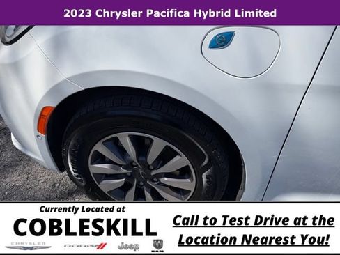 Used 2023 Chrysler Pacifica Limited FWD image 9