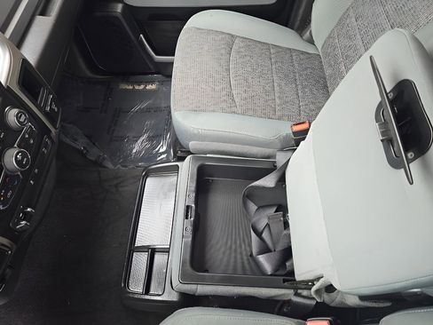 Used 2018 RAM 2500 SLT w/ Luxury Group AWD/4WD image 9