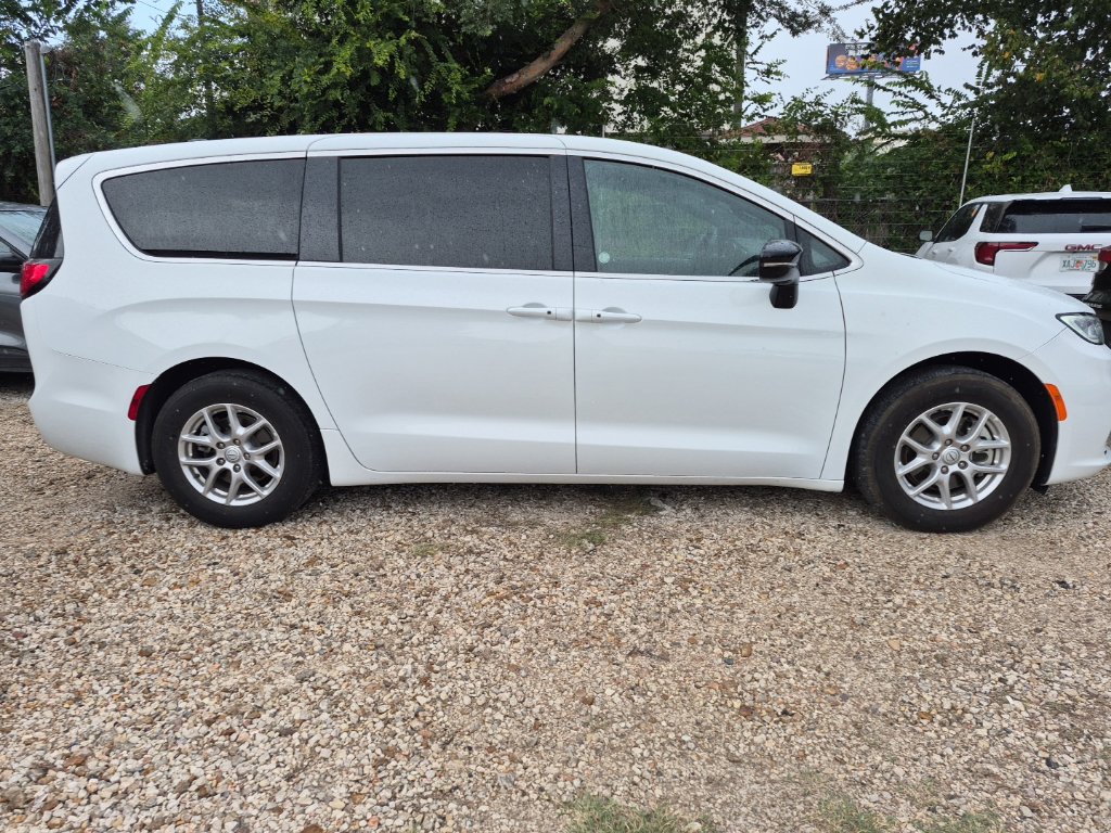 Used 2026 Chrysler Pacifica Select FWD image 5