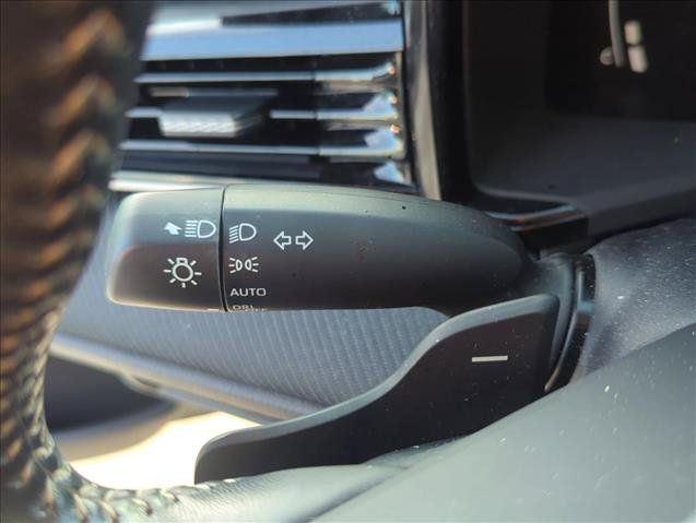 Used 2025 Toyota Camry SE w/ Convenience Package FWD image 15