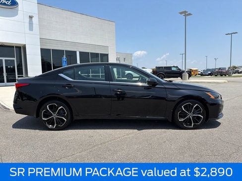 Used 2023 Nissan Altima 2.5 SR w/ SR Premium Package AWD/4WD image 2