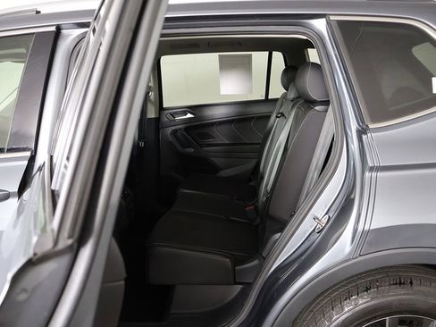Used 2023 Volkswagen Tiguan SE w/ Panoramic Sunroof Package FWD image 31