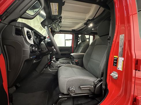 Used 2025 Jeep Wrangler Unlimited Sahara AWD/4WD image 24