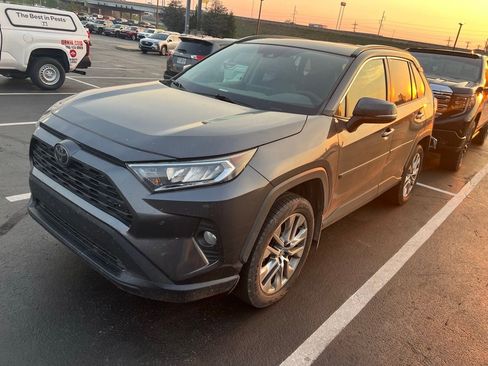 Used 2019 Toyota RAV4 XLE Premium image 5