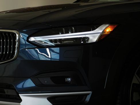 Used 2026 Volvo V90 B6 Cross Country Ultra image 17