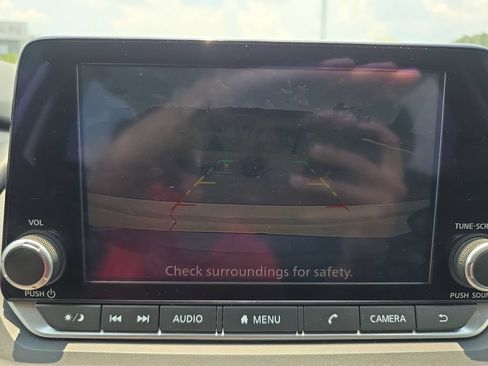 Used 2024 Nissan Rogue S FWD image 9