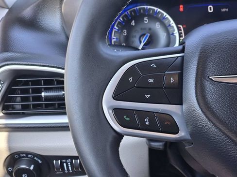 Used 2024 Chrysler Pacifica Touring-L FWD image 27