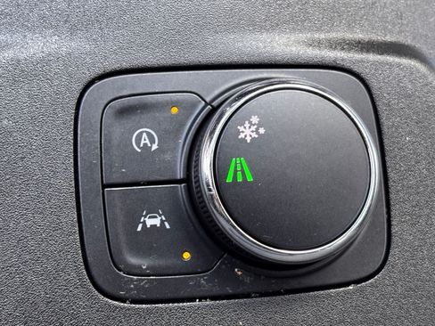 Used 2022 Chevrolet Traverse LT FWD image 33