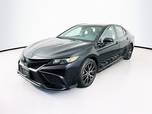 Used 2024 Toyota Camry SE image 3