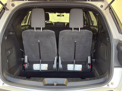 Used 2018 Ford Explorer XLT image 9