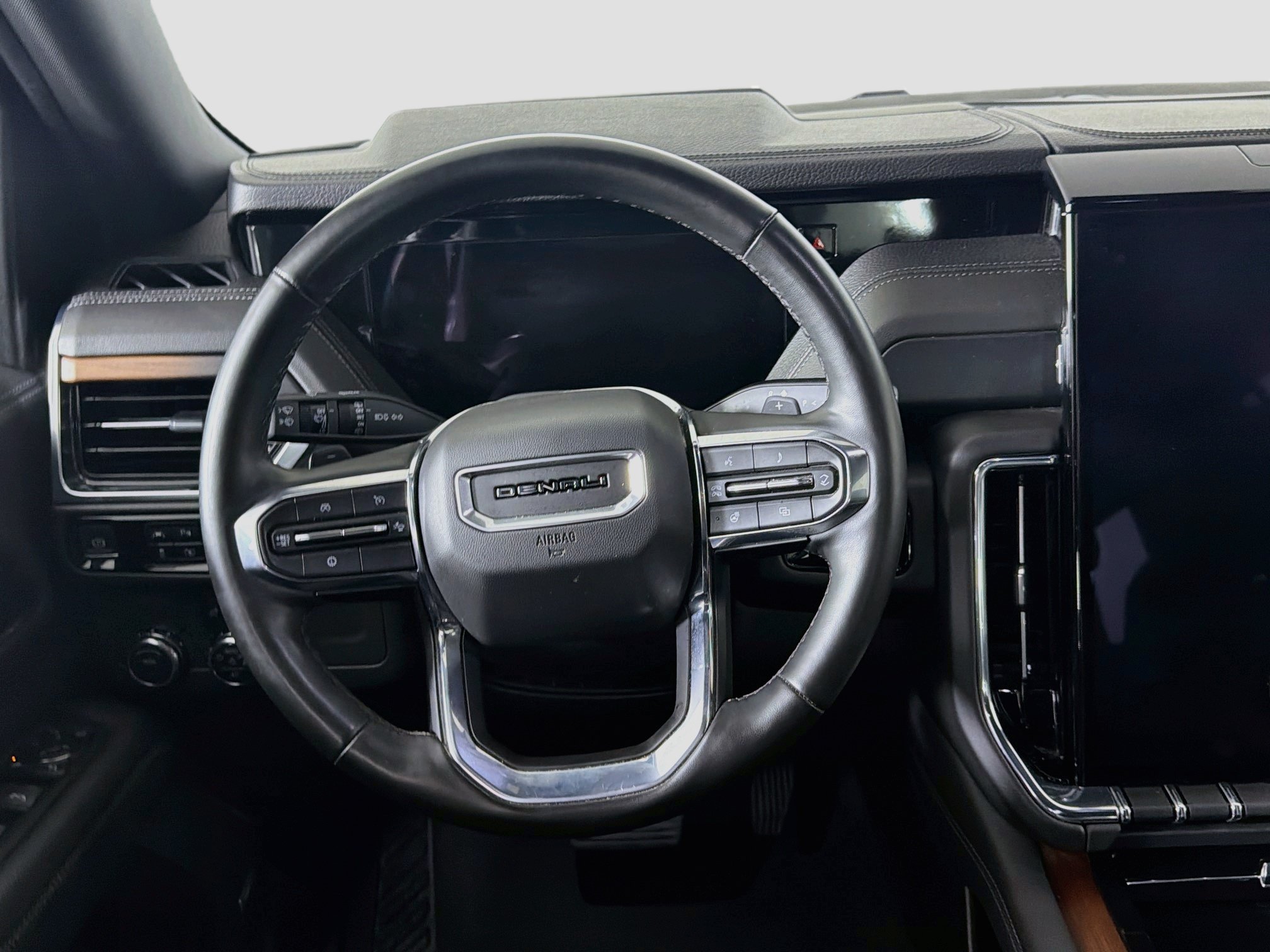 Used 2025 GMC Yukon Denali RWD image 17