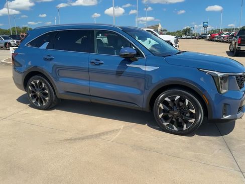 Used 2025 Kia Sorento EX w/ Panoramic Sunroof Package FWD image 9
