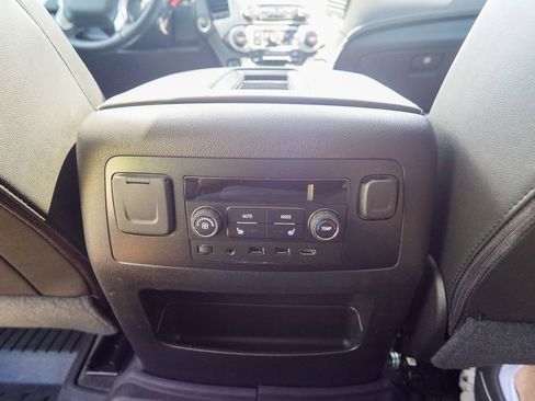 Used 2019 Chevrolet Suburban Premier AWD/4WD image 18
