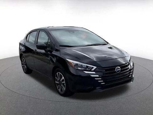 Used 2025 Nissan Versa SV image 3