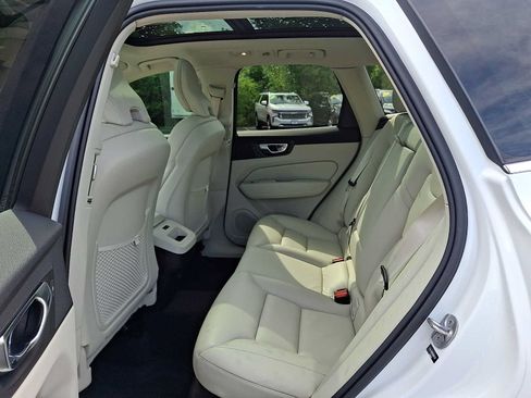 Used 2022 Volvo XC60 B5 Momentum w/ Climate Package AWD/4WD image 10