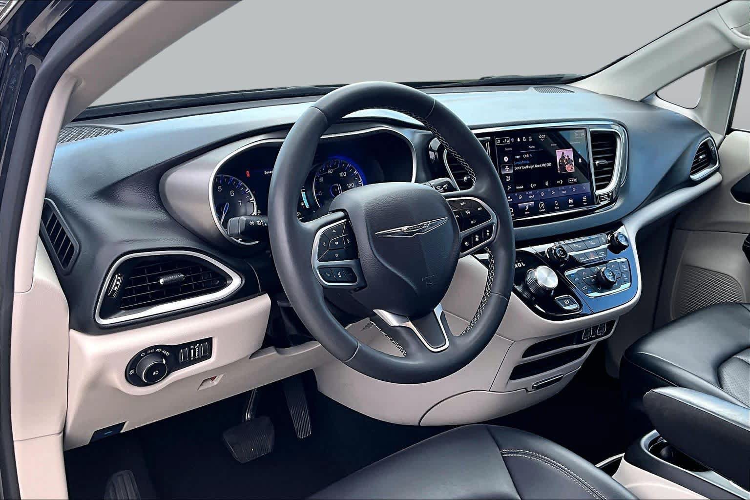 Used 2023 Chrysler Pacifica Touring-L FWD image 16