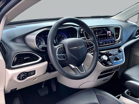 Used 2023 Chrysler Pacifica Touring-L FWD image 16