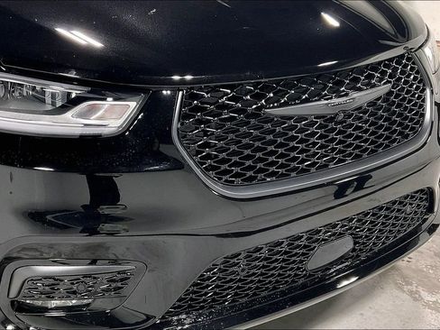 New 2026 Chrysler Pacifica Limited w/ Uconnect Theater Family Group image 36