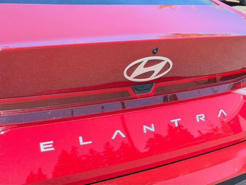 Used 2025 Hyundai Elantra SE FWD image 33