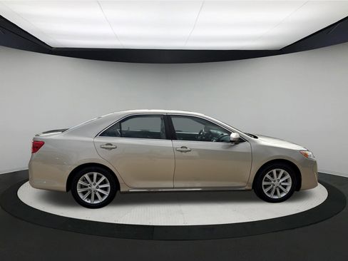 Used 2014 Toyota Camry XLE w/ Leather Package FWD image 6
