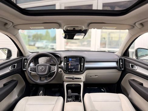 Used 2020 Volvo XC40 T4 Momentum w/ Protection Package FWD image 2