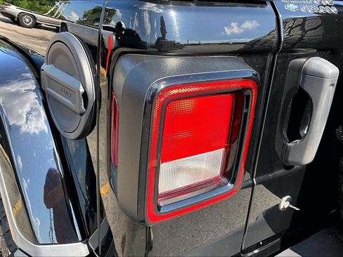 Used 2020 Jeep Wrangler Unlimited Sahara AWD/4WD image 22