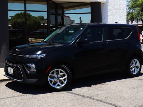 Used 2022 Kia Soul LX w/ Technology Package FWD image 3