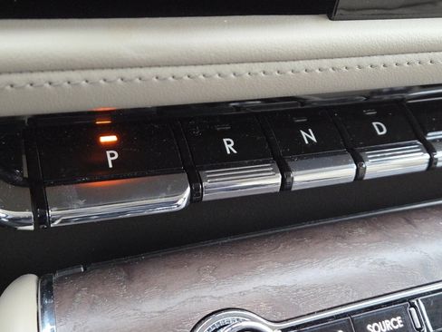 Used 2020 Lincoln Aviator Reserve image 32