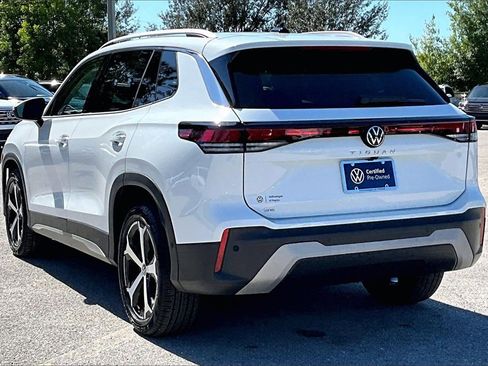 Certified 2025 Volkswagen Tiguan SE image 7