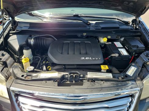 Used 2012 Chrysler Town & Country Touring FWD image 20