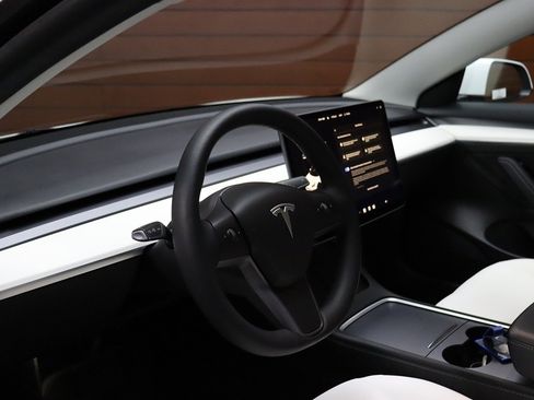 Used 2023 Tesla Model 3 Standard Range image 22