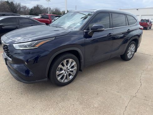 Used 2023 Toyota Highlander Limited image 1