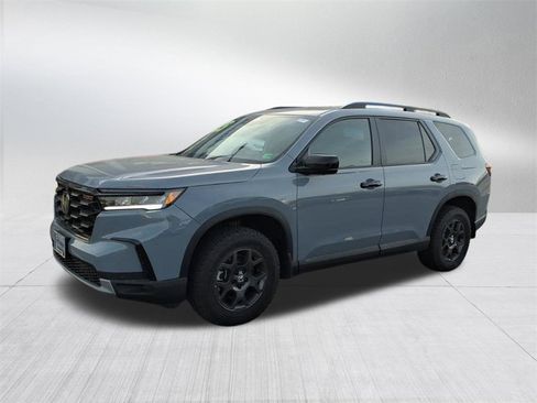 Used 2025 Honda Pilot TrailSport image 8