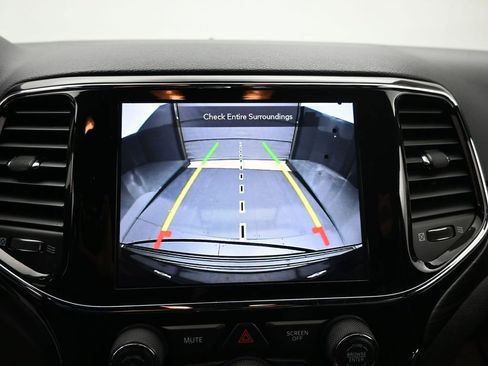 Used 2021 Jeep Grand Cherokee Laredo X image 11