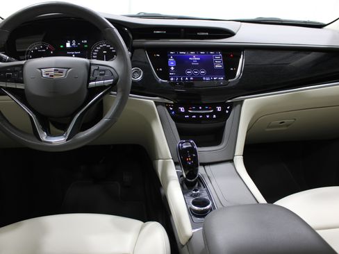 Used 2023 Cadillac XT6 Premium Luxury image 2