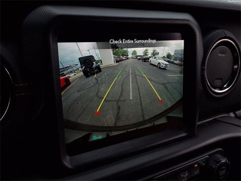 Used 2022 Jeep Wrangler Unlimited Sahara image 16