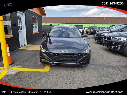 Used 2021 Hyundai Elantra SE FWD image 2