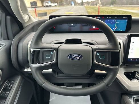 Used 2025 Ford Expedition Active image 13